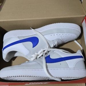 Nike Men's White and Blue Athletic Sneakers